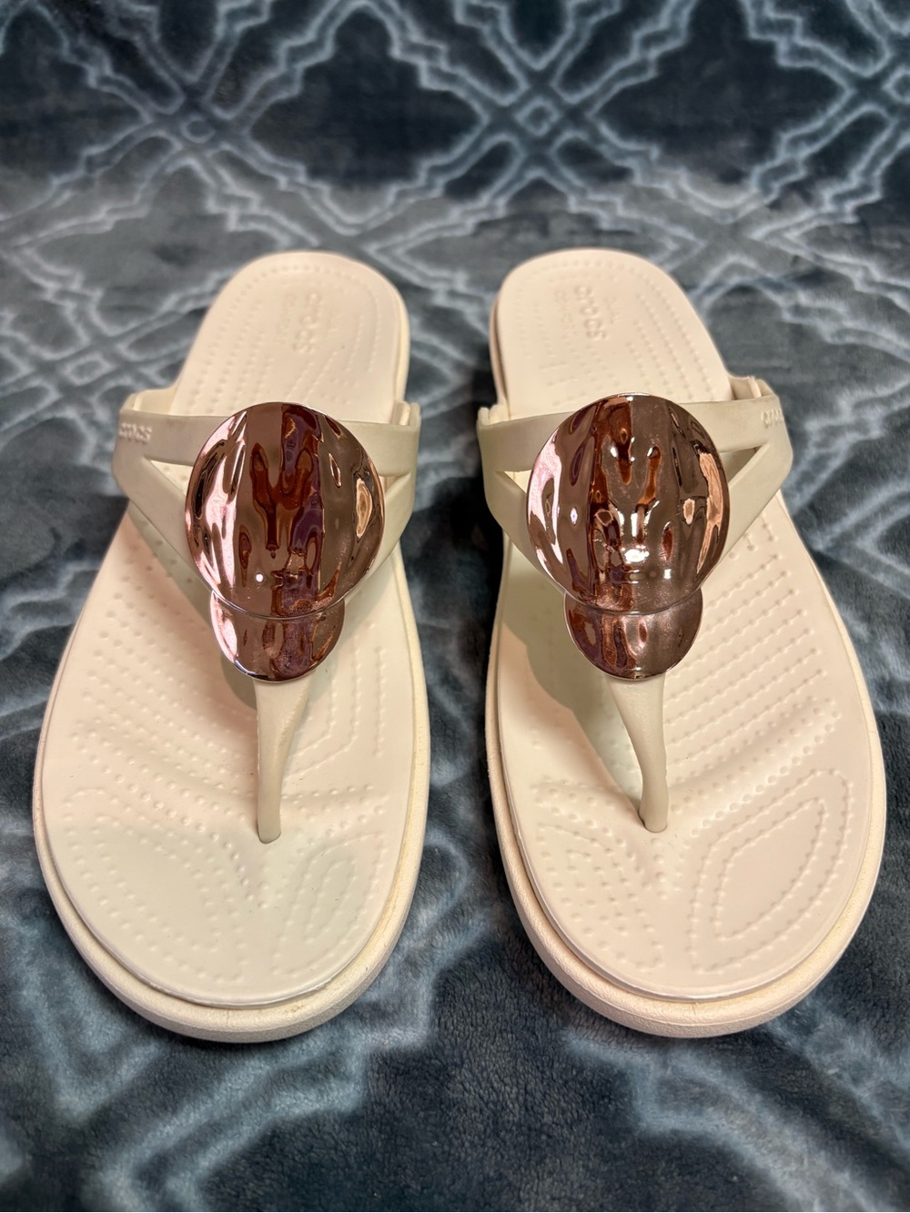 Crocs Women's Sanrah Liquid Metallic Flip Flops In Oyster And Rose Gold